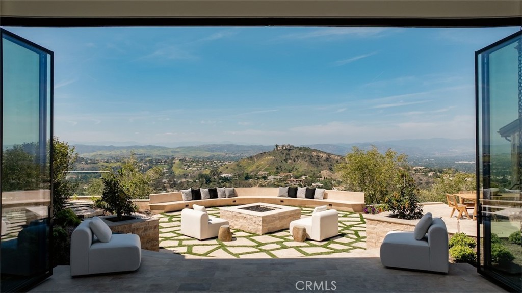 https://media.crmls.org/medias/67d80889-17a9-469a-9758-4068250ceab0.jpg?preset=X-Large