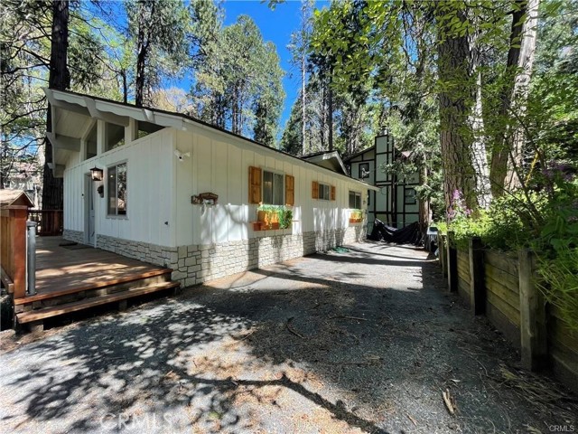 938 Balfrin Drive, Crestline CA: https://media.crmls.org/medias/67db84d1-2582-43c6-a0eb-783aaca88ec6.jpg
