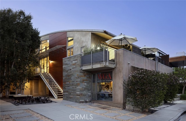 Front Exterior & Courtyard