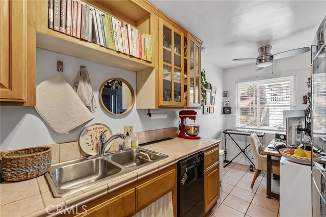 2468 Silverstrand Avenue, Hermosa Beach CA: https://media.crmls.org/medias/67dda489-3ce9-4b61-9880-7adc4a7f192f.jpg