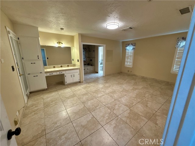 14705 Mandan Road, Apple Valley CA: https://media.crmls.org/medias/67de68c5-4491-45ac-8a21-4a4a8a98256b.jpg