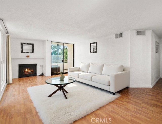 911 N Kings Road, West Hollywood CA: https://media.crmls.org/medias/67df4d19-81cf-41ee-9fdf-fb28ad286fdc.jpg