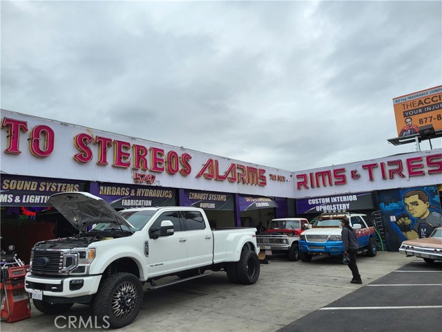 5747 Whittier, Los Angeles CA: https://media.crmls.org/medias/67df8d33-31d7-485a-98d1-36a9c991eb36.jpg