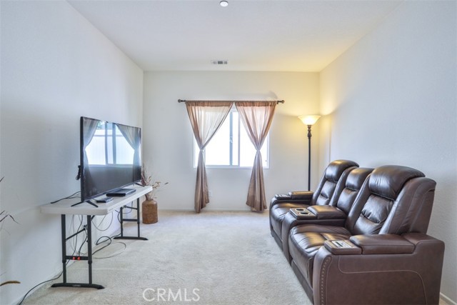 Detail Gallery Image 6 of 33 For 4146 Lovitt Cir, Lake Elsinore,  CA 92530 - 3 Beds | 2 Baths