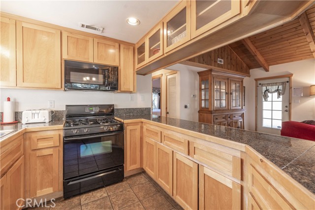 Detail Gallery Image 9 of 28 For 41063 Pennsylvania, Big Bear Lake,  CA 92315 - 2 Beds | 1 Baths
