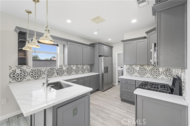 Detail Gallery Image 6 of 34 For 1450 W 11th St, Pomona,  CA 91766 - 4 Beds | 2/1 Baths