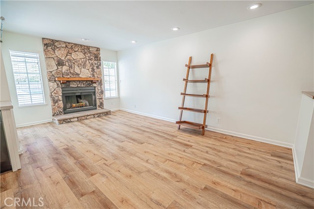22914 Cerca Drive, Valencia CA: https://media.crmls.org/medias/67e9da77-c9b4-4ef9-a5ed-d3eb4800165a.jpg