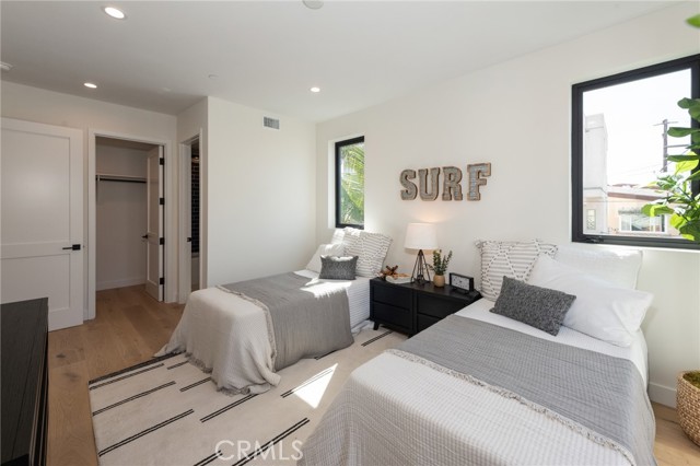 433 29th Street, Manhattan Beach, California 90266, 5 Bedrooms Bedrooms, ,3 BathroomsBathrooms,Residential,Sold,29th,SB24049401