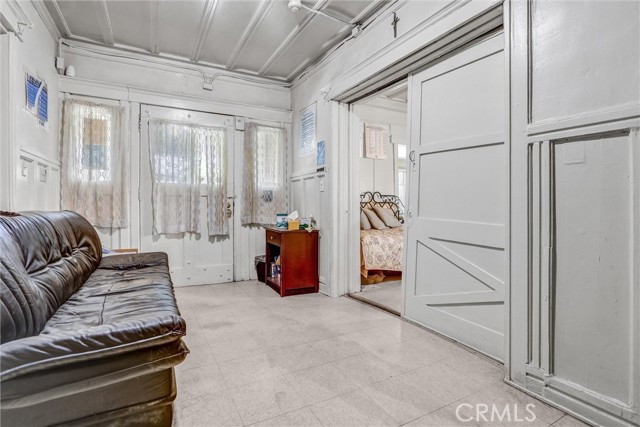 1470 W Adams Boulevard, Los Angeles CA: https://media.crmls.org/medias/67eefdc4-cf37-4795-919e-024a835607bd.jpg