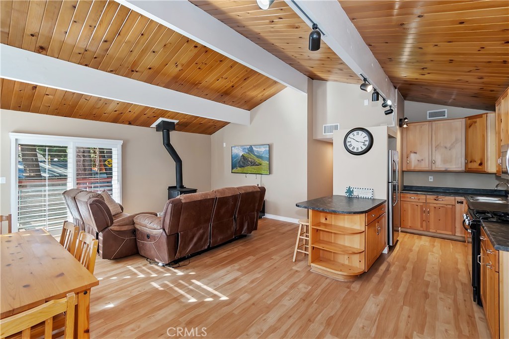 https://media.crmls.org/medias/67ef056d-967e-4988-8520-da97d1364185.jpg?preset=X-Large