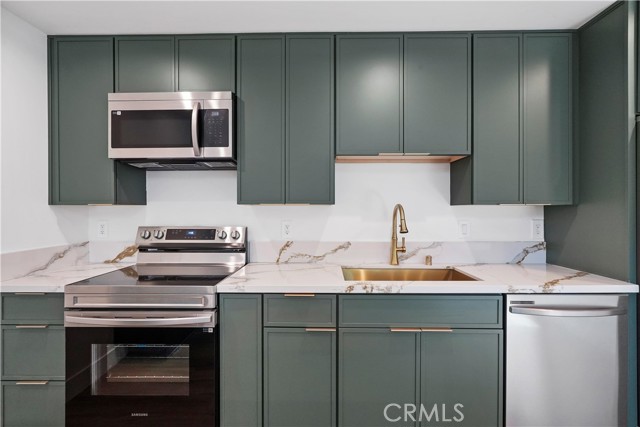 Detail Gallery Image 4 of 32 For 10028 Shoup, Chatsworth,  CA 91311 - 2 Beds | 2 Baths