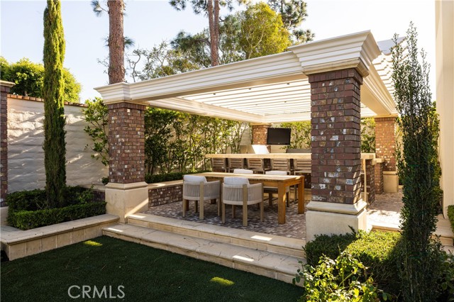 Detail Gallery Image 6 of 72 For 8 Gleneagles Dr, Newport Beach,  CA 92660 - 5 Beds | 5/1 Baths