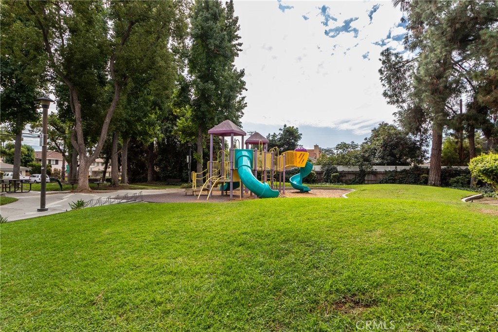 https://media.crmls.org/medias/67f01a69-73e1-451d-8000-be6b18b4d620.jpg?preset=X-Large