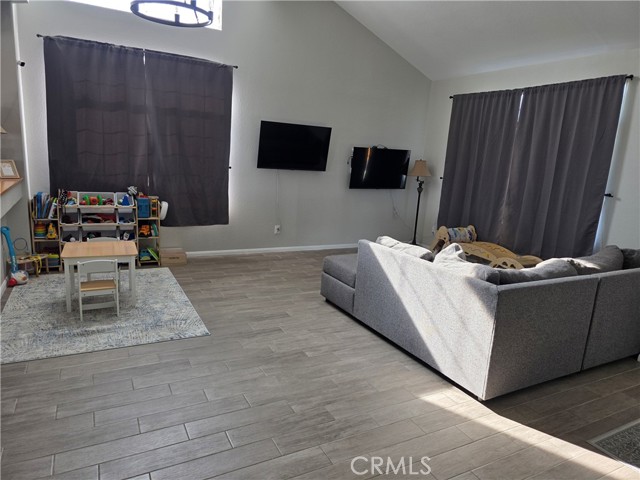 Detail Gallery Image 3 of 33 For 3330 Garnet, Rosamond,  CA 93560 - 5 Beds | 3 Baths