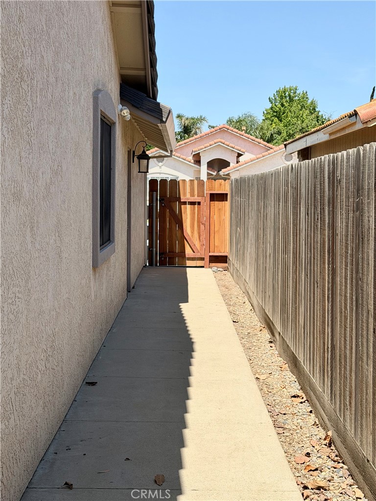 https://media.crmls.org/medias/67f1f515-693b-48b3-944a-3199f92513b2.jpg?preset=X-Large