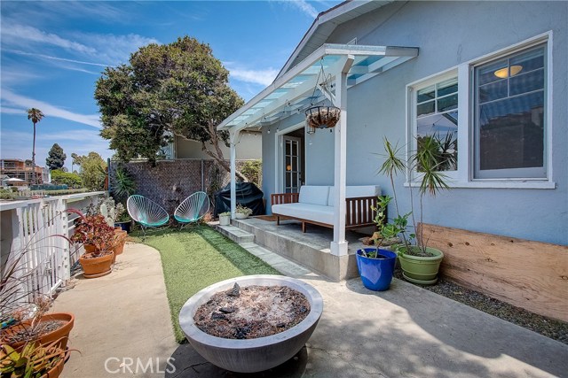 422 Sherman Canal Venice, California Rare duplex in fabulous Venice Canal location with detached garage. Trust sale. Front unit is a one bed, 1 bath with wood flooring, tankless water heater, french doors to private porch and front yard with lovely picket fence. The rear unit also has one bedroom, 1 bathroom, living room open to dining area, wood flooring, tankless water heater, kitchen. The two units are attached at the internal bathroom and kitchen walls (buyer to verify). Detached garage has shared laundry area and space for one car. One uncovered space next to garage as well. Convenience to shopping abounds as well as walk score of 72. Generous lot size at 2850 square feet! Please Take a Virtual Tour: https://my.matterport.com/show/?m=8tVtAQwWGR8&brand=0