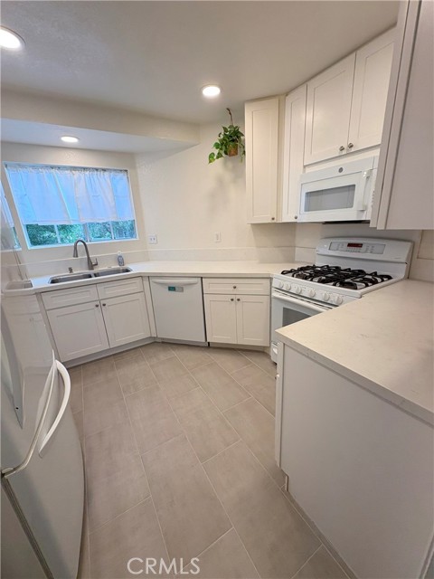 Detail Gallery Image 4 of 18 For 24324 Val Verde Ct #224,  Laguna Hills,  CA 92653 - 2 Beds | 2 Baths