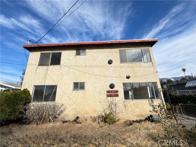 237 W Howard Street, Pasadena CA: https://media.crmls.org/medias/67fb61f7-d046-4728-917e-7cc46f2639dc.jpg