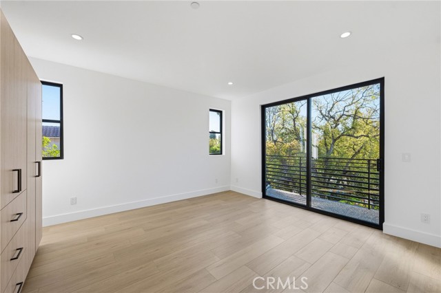 Detail Gallery Image 8 of 19 For 13602 Burbank Bld, Sherman Oaks,  CA 91401 - 4 Beds | 4/1 Baths