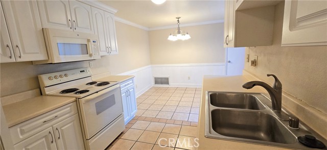 Detail Gallery Image 10 of 21 For 623 Church Pl #3,  Redlands,  CA 92374 - 3 Beds | 2/1 Baths