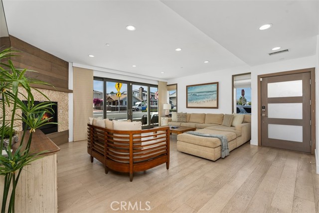 200 E Balboa Boulevard, Newport Beach CA: https://media.crmls.org/medias/67ff852d-94f1-444e-9ff3-eaf9d3173af1.jpg