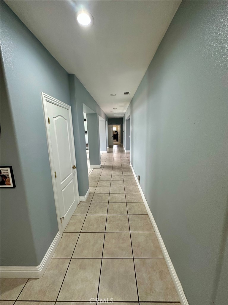 https://media.crmls.org/medias/6803c5f9-dd72-4c4f-94e0-0e579a8efb56.jpg?preset=X-Large