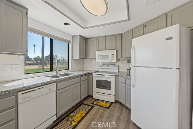 41915 Preston Trail, Palm Desert CA: https://media.crmls.org/medias/68048ab1-4bbb-4416-84ba-93c85b88d990.jpg