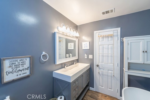 6933 Delta Avenue, Long Beach CA: https://media.crmls.org/medias/6806a3b8-70e8-471f-b0a6-c4f543632473.jpg