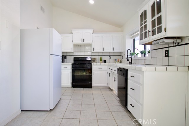 Detail Gallery Image 5 of 16 For 8011 Fuente, Oak Hills,  CA 92344 - 3 Beds | 2 Baths