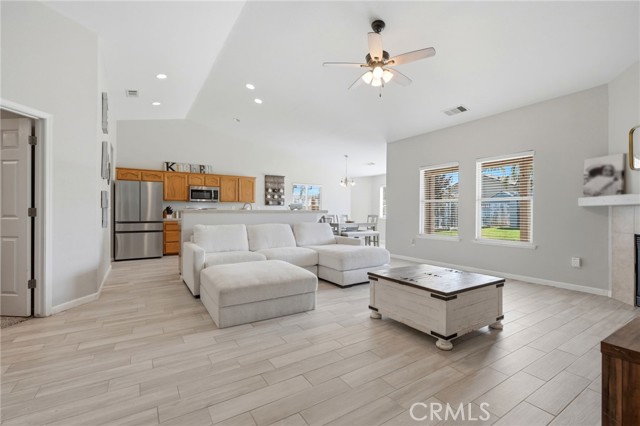 Detail Gallery Image 9 of 45 For 1849 W Spring Crest, Hanford,  CA 93230 - 4 Beds | 2 Baths