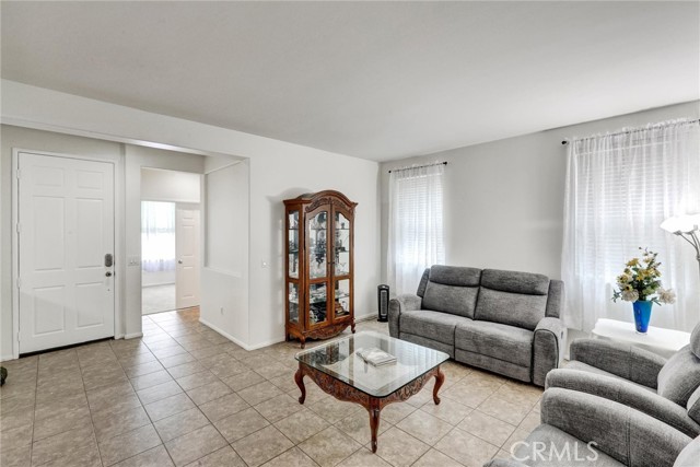 13576 Oxford Ct, Chino CA: https://media.crmls.org/medias/6807fd41-a4a4-46f3-8de0-95912418dfb9.jpg