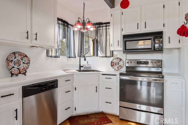 Detail Gallery Image 11 of 34 For 17247 Encina Dr, Lake Elsinore,  CA 92530 - 5 Beds | 2/1 Baths