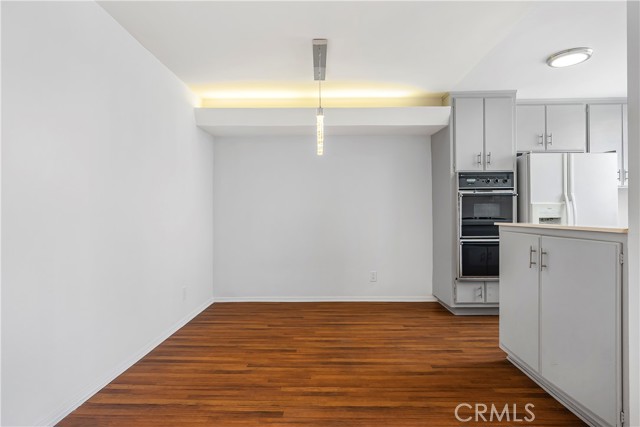 5429 Newcastle Avenue, Encino CA: https://media.crmls.org/medias/680c8f4d-48ef-4d3f-8072-c79c93eac5ad.jpg
