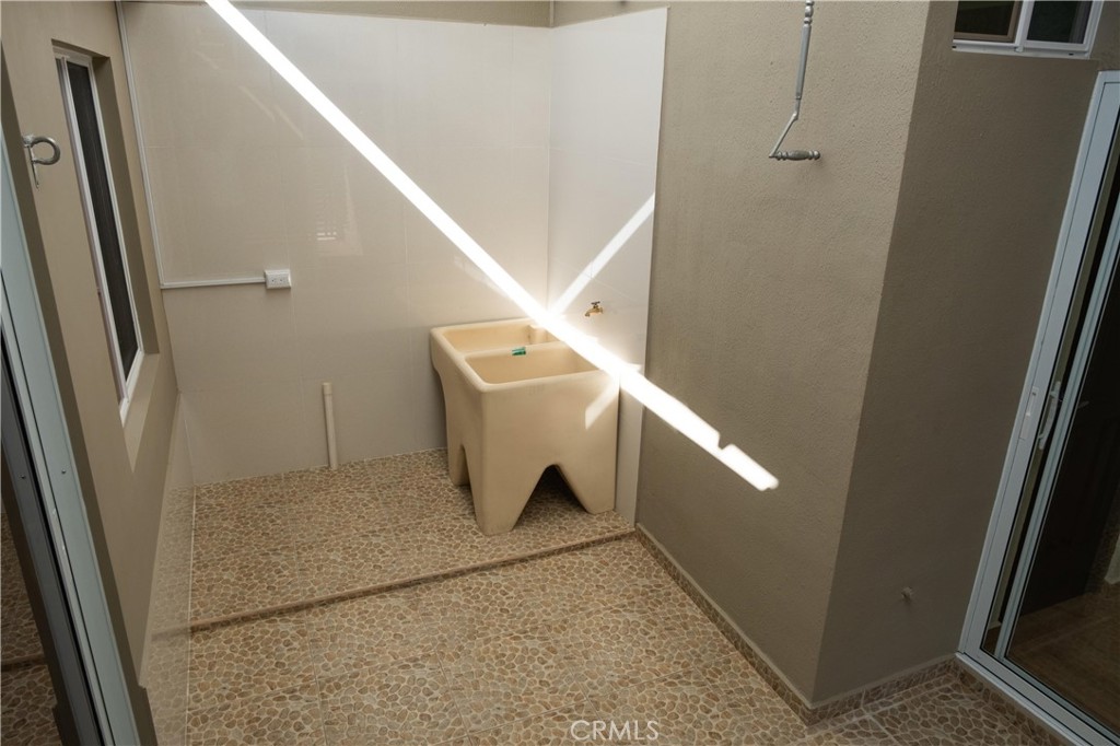 https://media.crmls.org/medias/680ebab3-3a25-4250-954e-022bb3f044b1.jpg?preset=X-Large