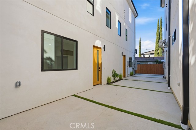 Detail Gallery Image 3 of 19 For 13602 Burbank Bld, Sherman Oaks,  CA 91401 - 4 Beds | 4/1 Baths
