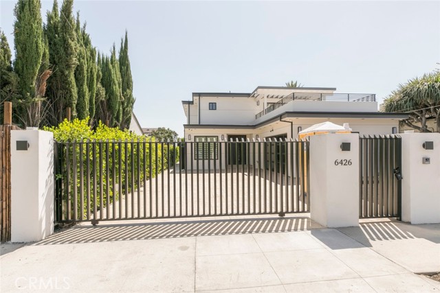 6426 Varna Avenue, Van Nuys CA: https://media.crmls.org/medias/6813f3dd-5813-418f-847d-bc42eade3769.jpg