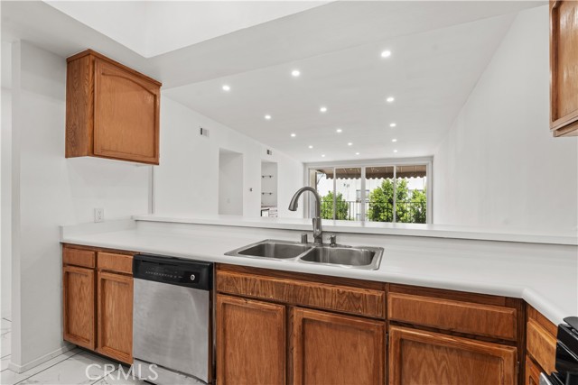 Detail Gallery Image 9 of 35 For 1559 Winona #D3,  Los Angeles,  CA 90027 - 2 Beds | 2 Baths