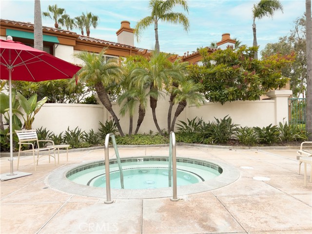 Detail Gallery Image 2 of 14 For 12 Villa Point Dr, Newport Beach,  CA 92660 - 1 Beds | 1 Baths