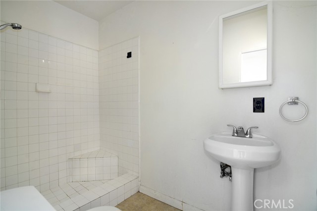 Detail Gallery Image 24 of 27 For 19324 Victory Bld, Reseda,  CA 91335 - 4 Beds | 3 Baths