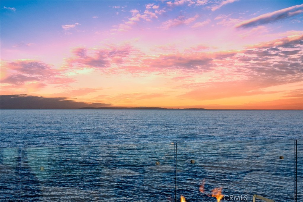 https://media.crmls.org/medias/6815f612-d1ee-459d-8054-f28ef605cb10.jpg?preset=X-Large