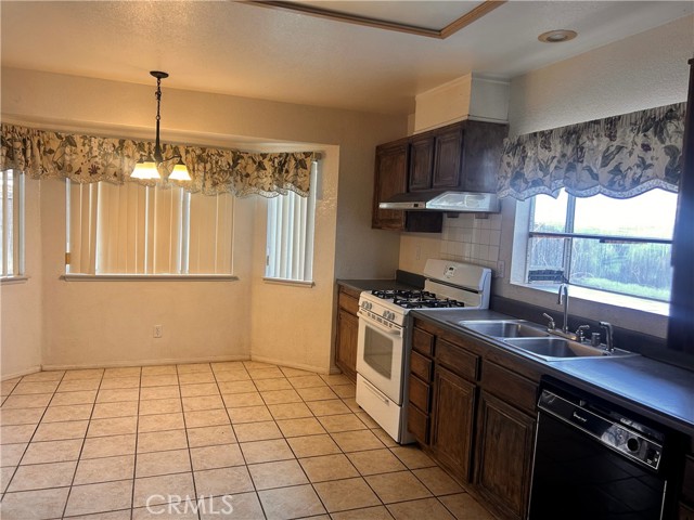 Kitchen and breakfast area