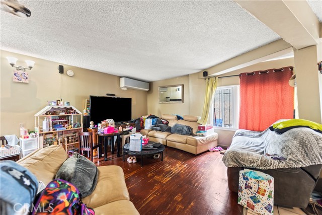 2424 West Boulevard, Los Angeles CA: https://media.crmls.org/medias/6817fcfe-c1d6-4245-8bf2-a6868d1354bd.jpg