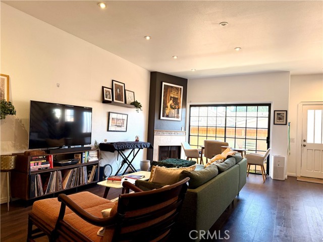 Detail Gallery Image 2 of 15 For 1424 26th #2,  Santa Monica,  CA 90404 - 2 Beds | 2/1 Baths