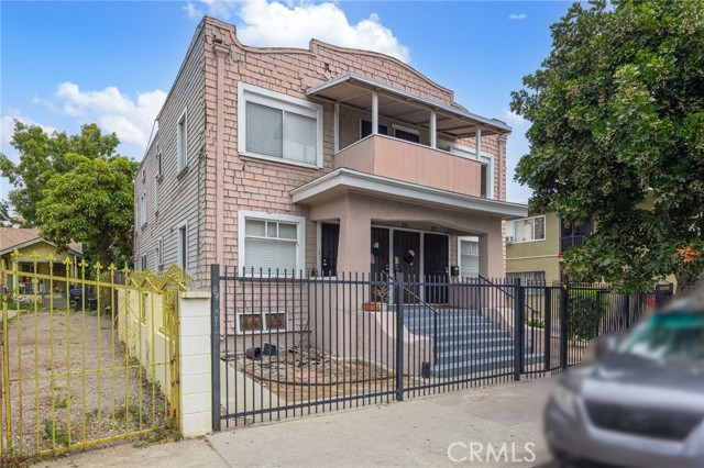 1631 W 11th Place, Los Angeles CA: https://media.crmls.org/medias/681b3776-4f32-4f78-9a8d-7b37d47b46d4.jpg