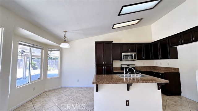Detail Gallery Image 5 of 11 For 15060 Spring St, Fontana,  CA 92335 - 4 Beds | 2 Baths