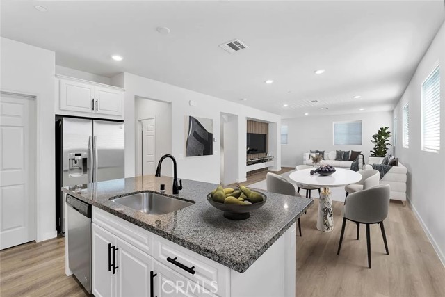 Detail Gallery Image 2 of 20 For 14700 Sherman, Van Nuys,  CA 91405 - 4 Beds | 3/1 Baths