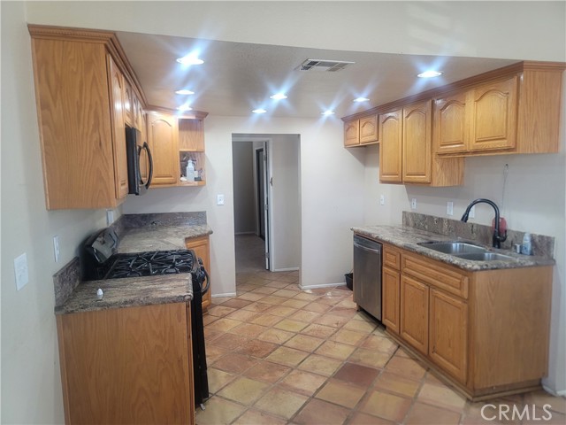 26969 Lakeview Drive, Helendale CA: https://media.crmls.org/medias/68233796-066c-4e09-95af-6d09ee94cc4b.jpg