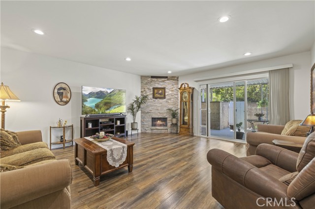 Detail Gallery Image 10 of 57 For 26817 Oak Branch Cir, Newhall,  CA 91321 - 2 Beds | 2 Baths