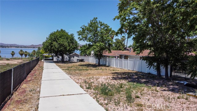 17300 Grand Avenue, Lake Elsinore CA: https://media.crmls.org/medias/68260022-9bef-401d-9026-40cffa0bf646.jpg