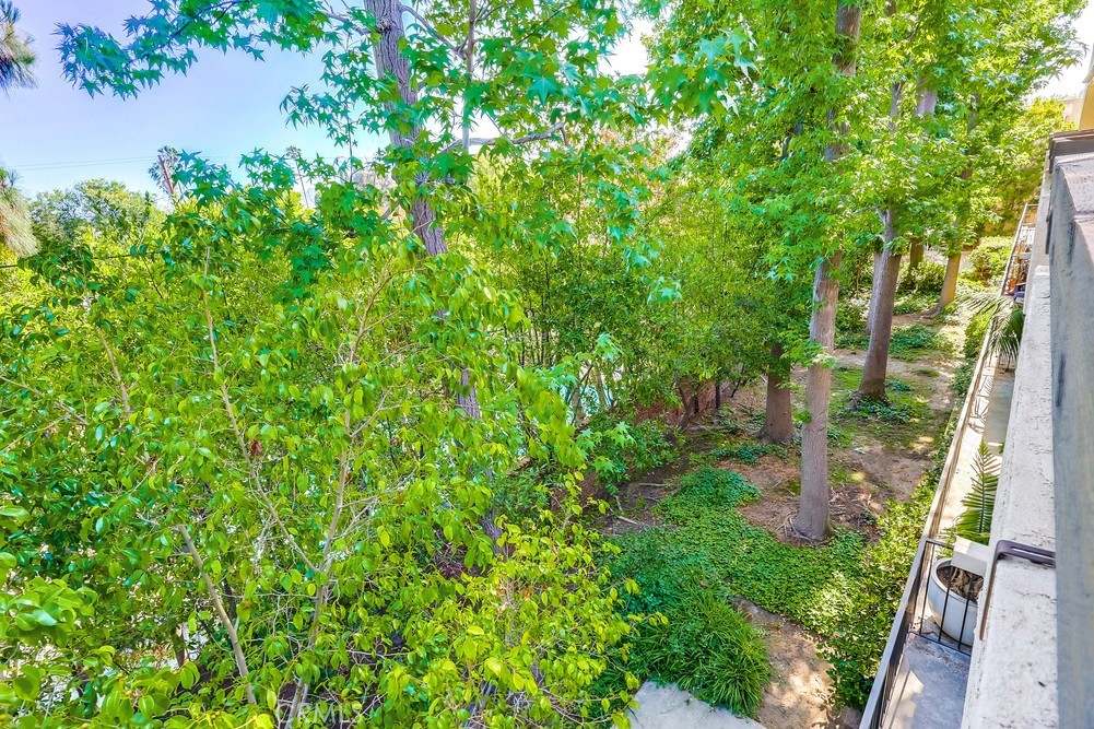 https://media.crmls.org/medias/68260c2c-3644-42d7-b121-8a6350ed3a59.jpg?preset=X-Large